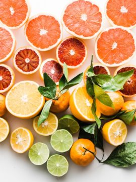 Agrumes (oranges et citrons) coupés en deux